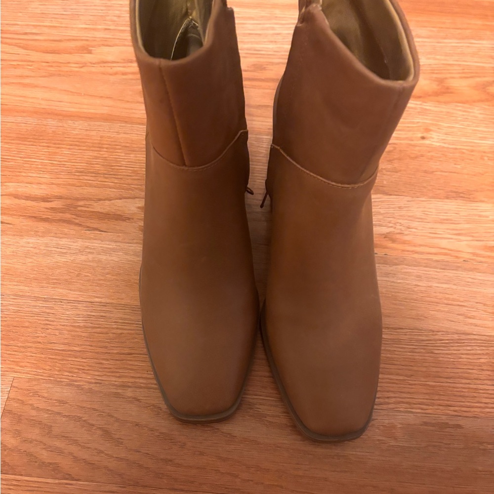 Crown Vintage Women’s tan boots